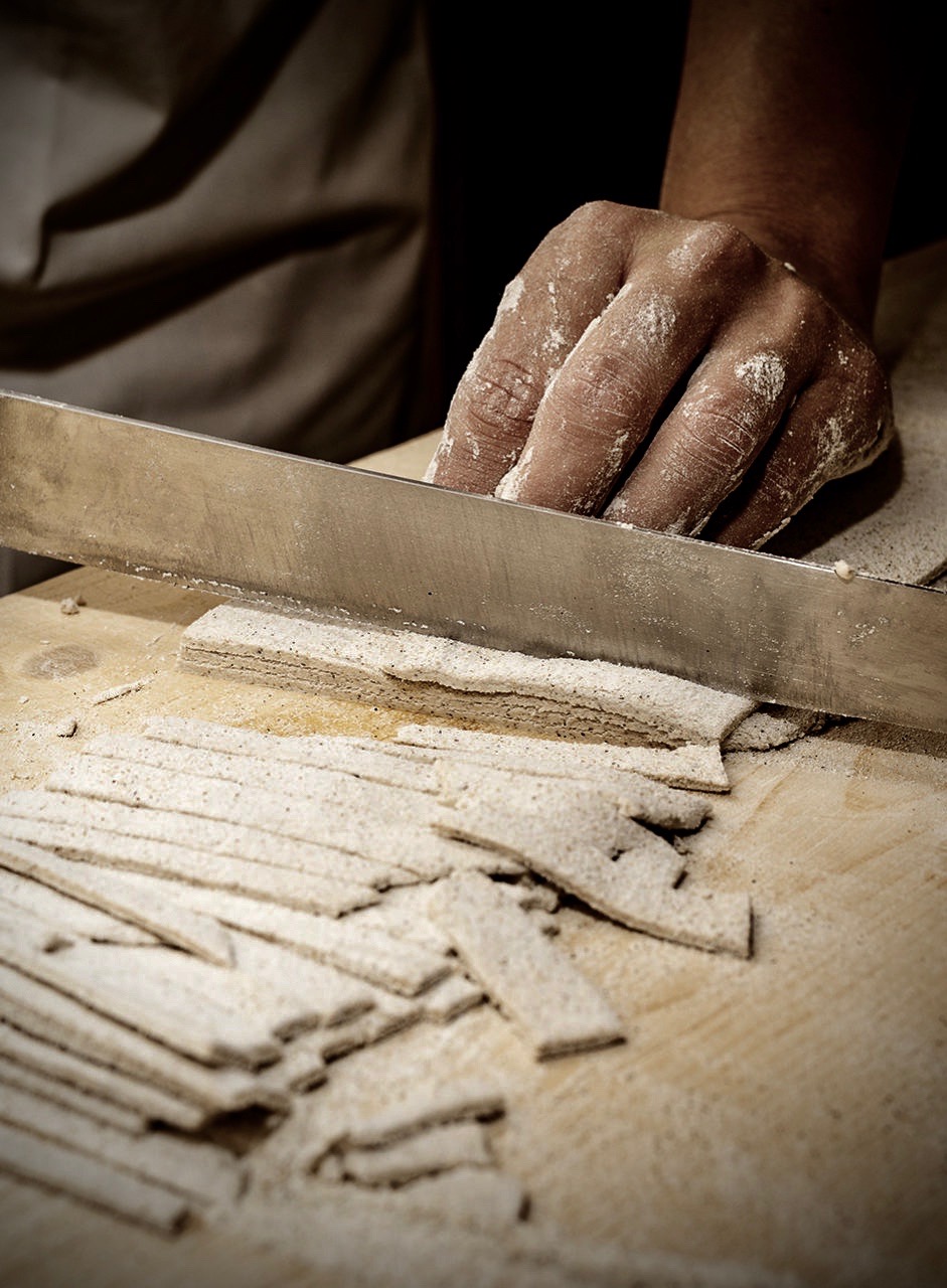 Taglio a mano della pasta dei pizzoccheri